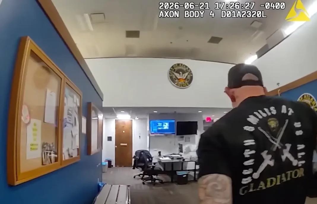 Dustin Poirier : de nouvelles images de bodycam dévoilent la suite de son arrestation à l’aéroport d’Atlanta